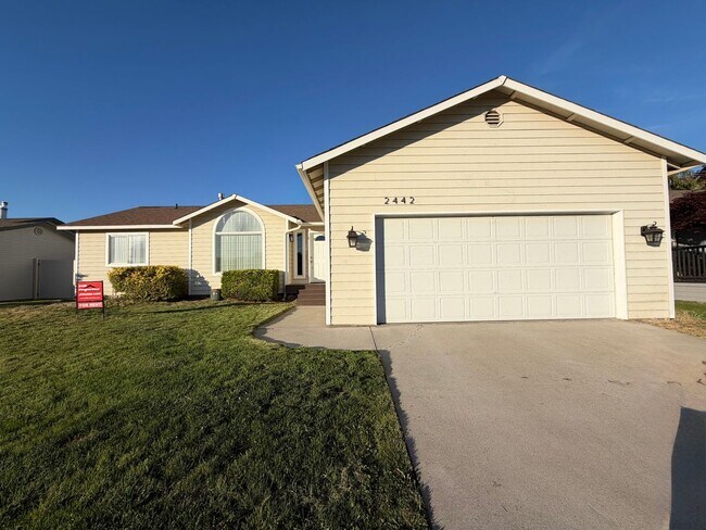 Building Photo - Beautifully updated 3-bedroom, 2-bathroom www.stillproperties.com