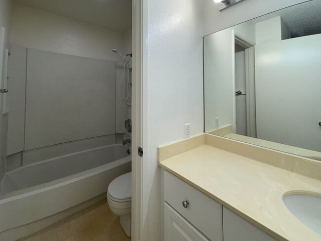Building Photo - Available June 1. 1BD/1BA/1PKG at Royal Palm in Waipio.