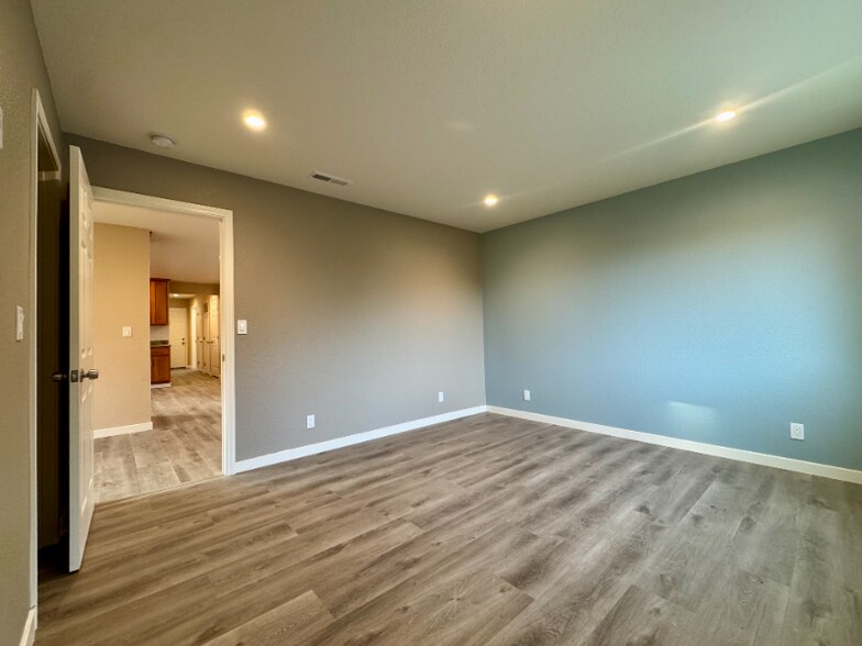 Building Photo - 148 Lancaster Way