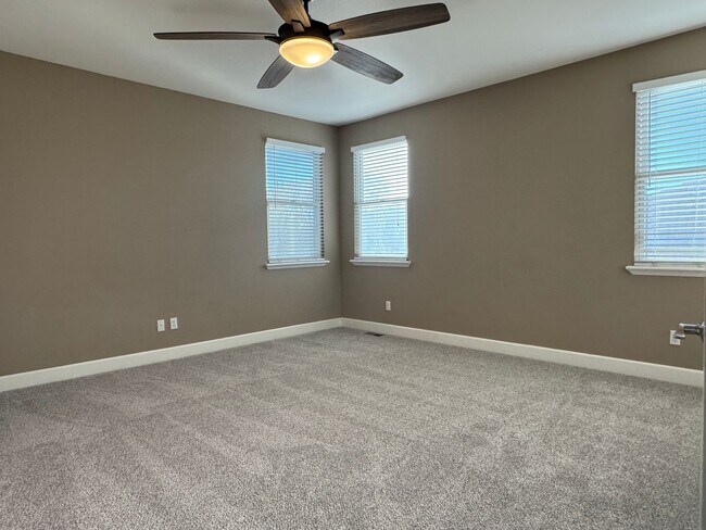 Building Photo - Lincoln Crossing 6 bedroom home with new carpet!