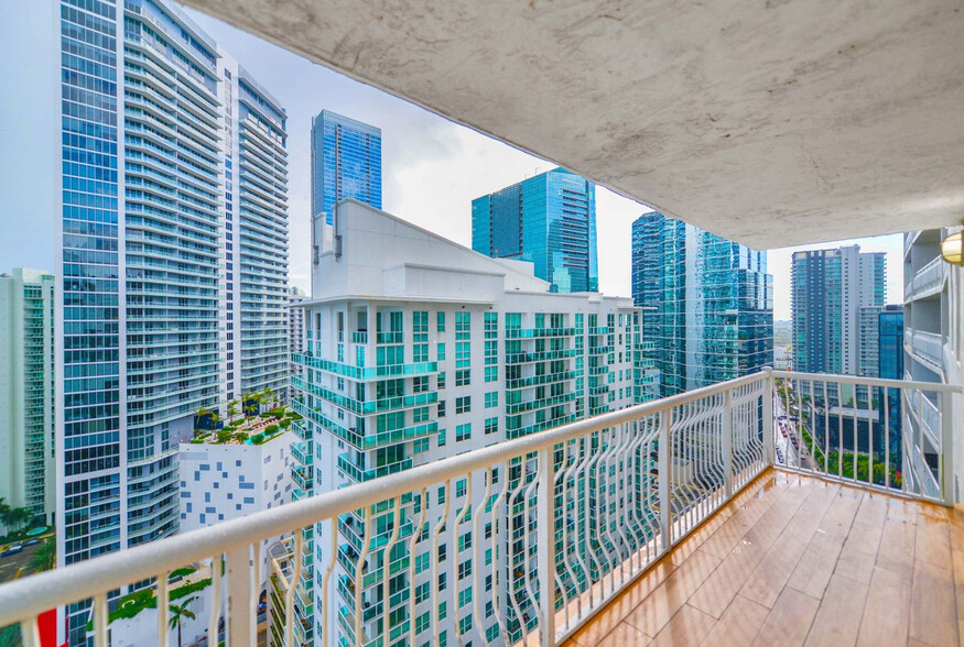 Building Photo - 1200 Brickell Bay Dr