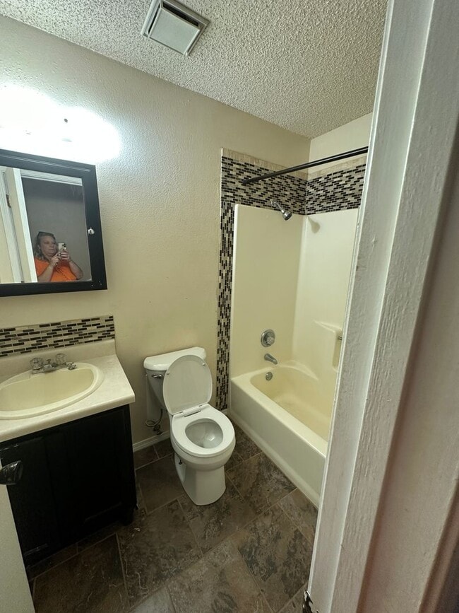 Building Photo - Very nice 3 bedroom 2 bath