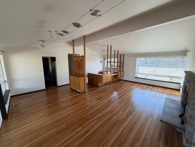 Building Photo - Top Floor Unit in Tastefully Updated Home!