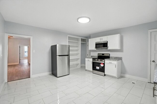 Building Photo - Newly Renovated, Large Home in Dayton!!