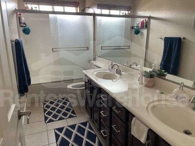 Building Photo - 2328 W Skinner Dr