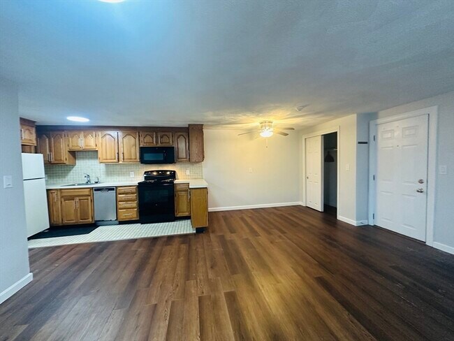 Building Photo - 222 School St