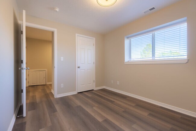 Building Photo - Darling home in desirable Little Valley with a PRIVATE POOL!