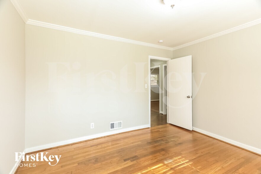 Building Photo - 3364 Valley Park Dr