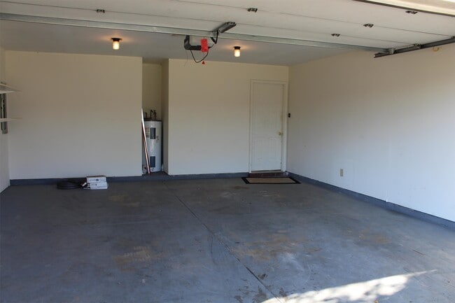 Building Photo - 2806 Stonewater Dr