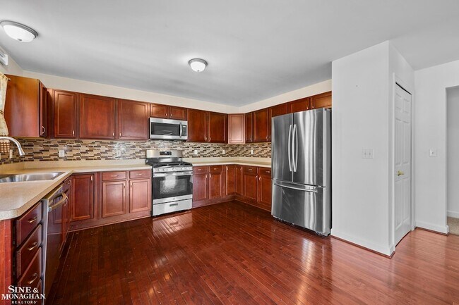 Building Photo - 904 Trombley Rd