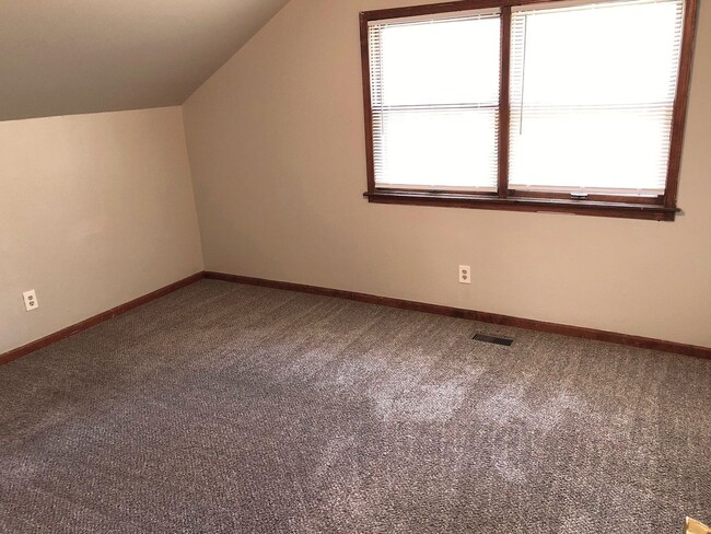 Building Photo - 3 Bed, 2 Full Bath House, MOVE-IN READY!!