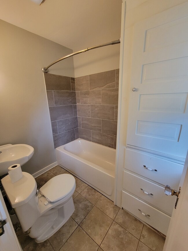 Building Photo - 112 Alden St