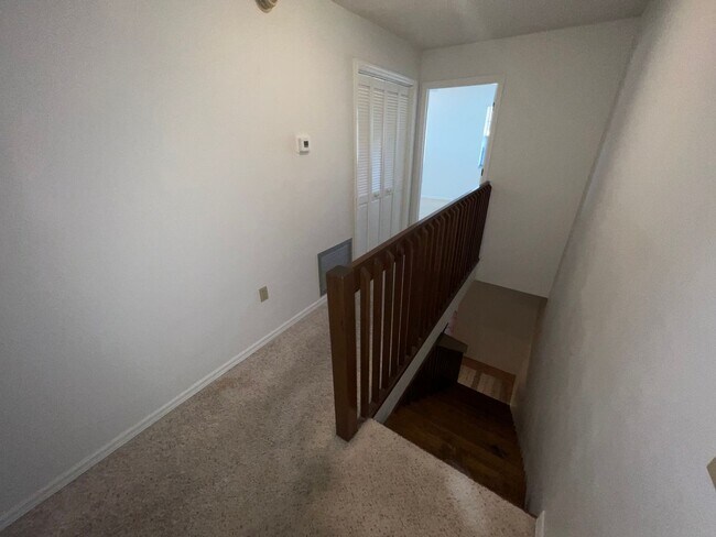 Building Photo - 2 Bedroom 2.5 Bath 2 Story Townhome AVAILA...