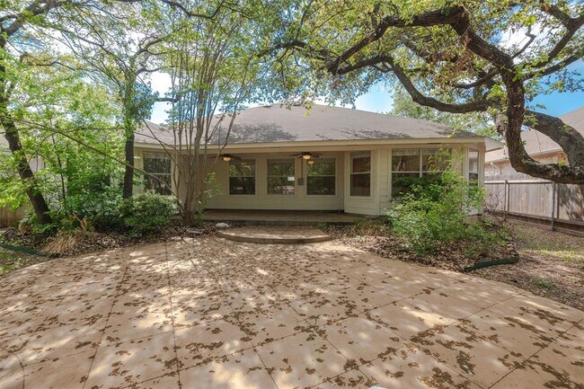 Building Photo - 2210 Zoa Dr