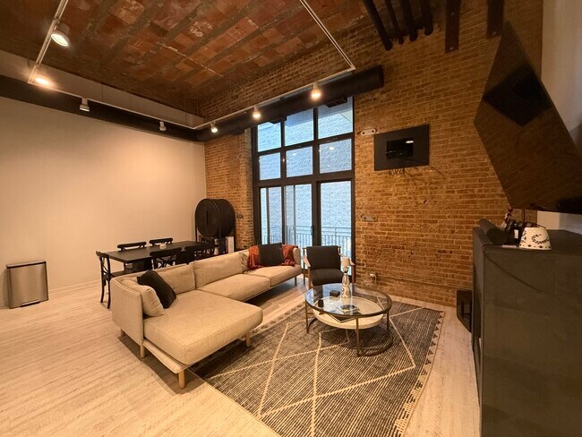 Building Photo - 222 S Racine Ave