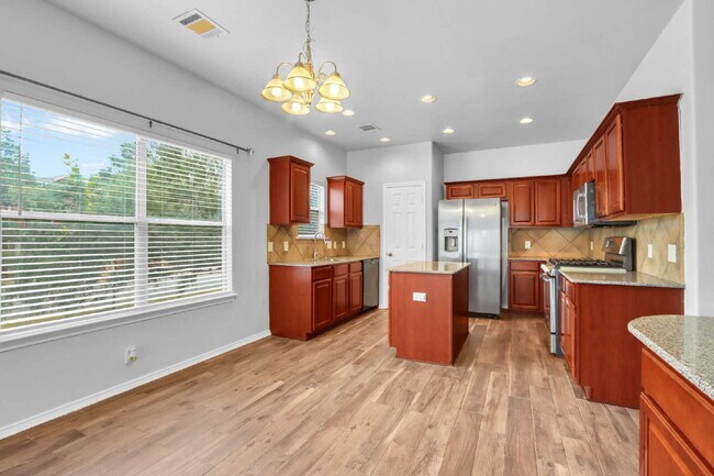 Building Photo - "Spacious 6-Bedroom Haven with 4 Full Baths and Hot Tub!"