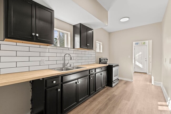 Building Photo - Spacious 4 Bedroom Single Family on Susquehanna St