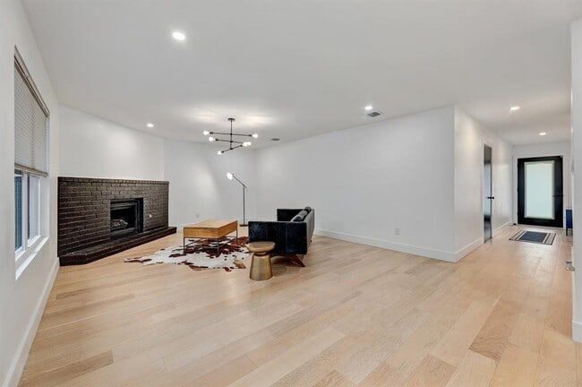 Building Photo - 1743 Cricket Hollow Dr
