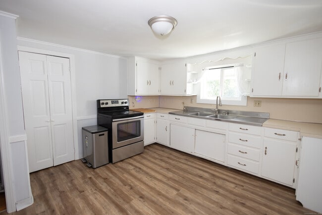 Building Photo - 148 Beecher St
