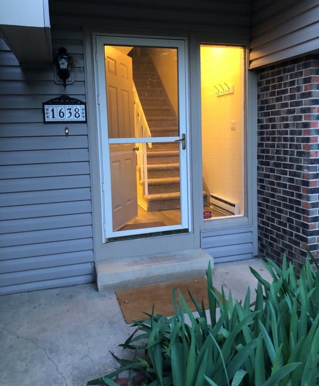 Building Photo - Spacious 3BR Townhome | 50 Yards to Coal Creek Trail!!