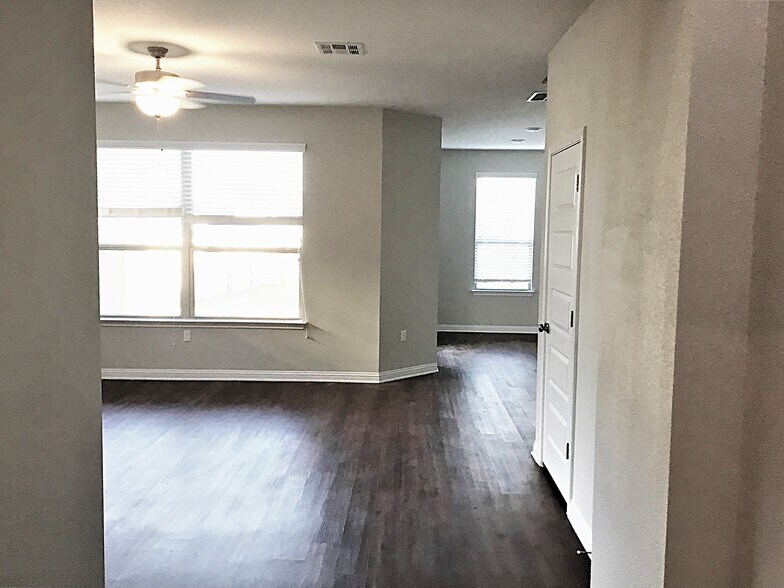 Building Photo - 5817 Monmarte Cove