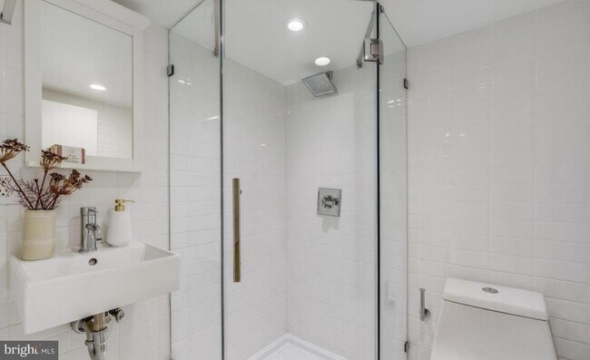 Building Photo - 3021 Dumbarton St NW