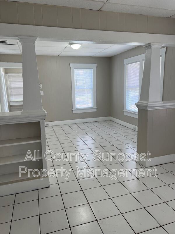 Building Photo - 1042 8th Ave S
