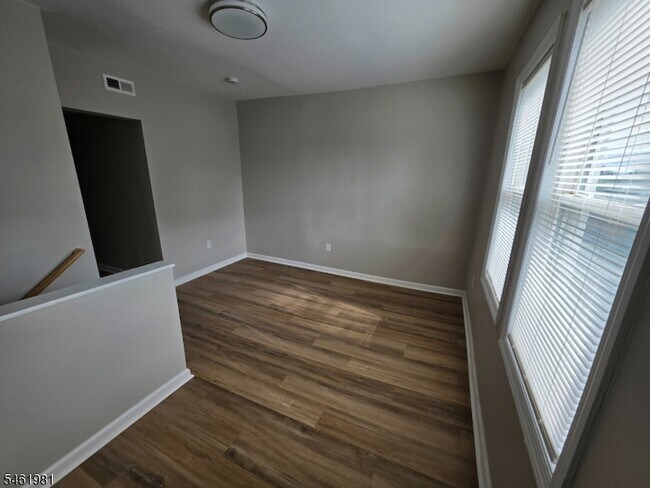 Building Photo - 37 Mapes Ave