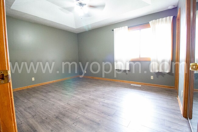 Building Photo - Must See! Well maintained 3 Bedrooms 2.5 B...