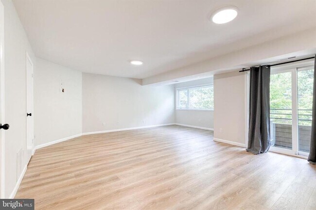 Building Photo - Welcome to contemporary luxury living in this beautifully renovated 2bd 2.5bth penthouse condo