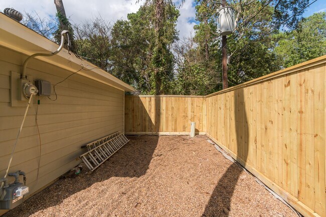 Building Photo - 726 Thistlewood Dr