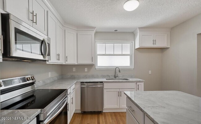 Building Photo - 2819 Oak St