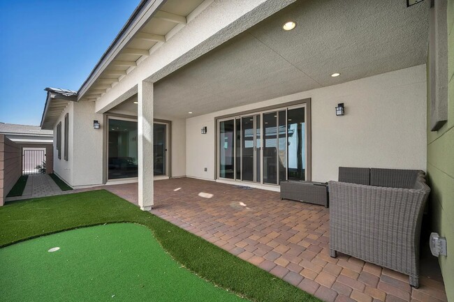 Building Photo - Luxury Rental | Premium Corner Lot | Strip Views