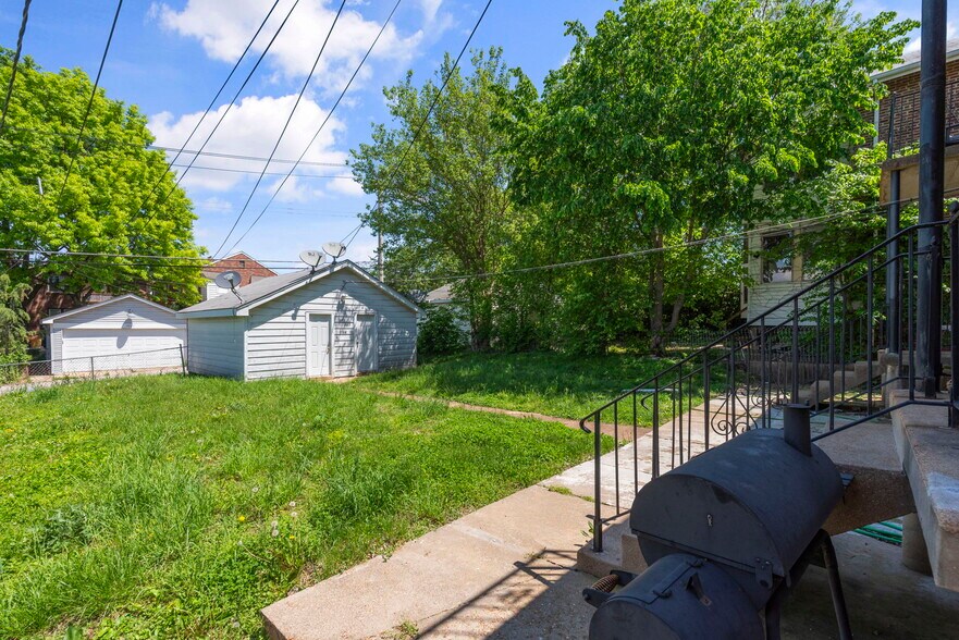 Building Photo - 3925 Dunnica Ave