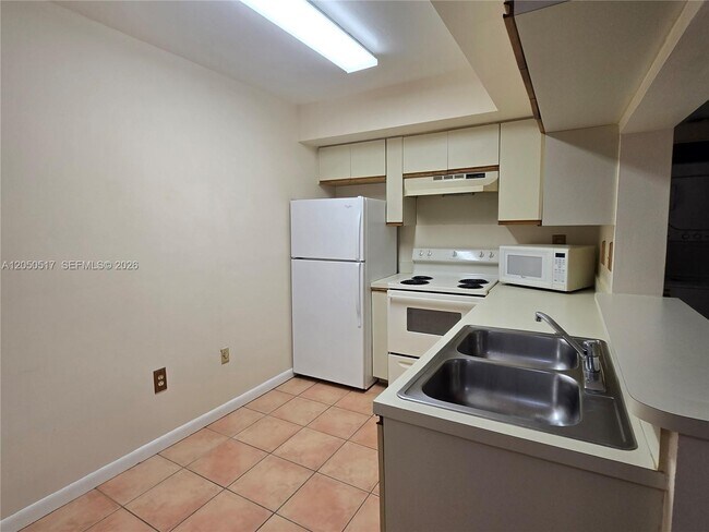 Building Photo - 15545 Miami Lakeway N