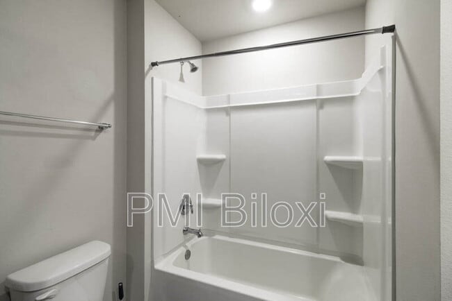 Building Photo - 1005 Enclave Cir