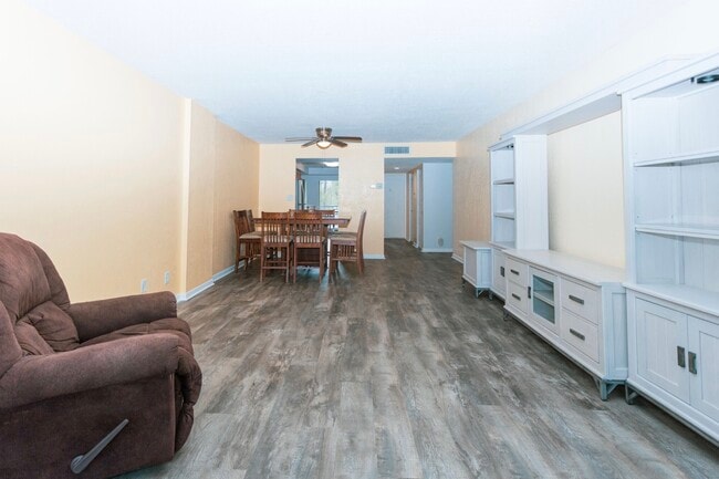 Building Photo - 2900 Cove Cay Dr