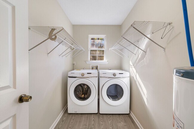 Building Photo - No HOA! Large Lot!