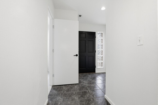 Building Photo - 619 Federal Ave E