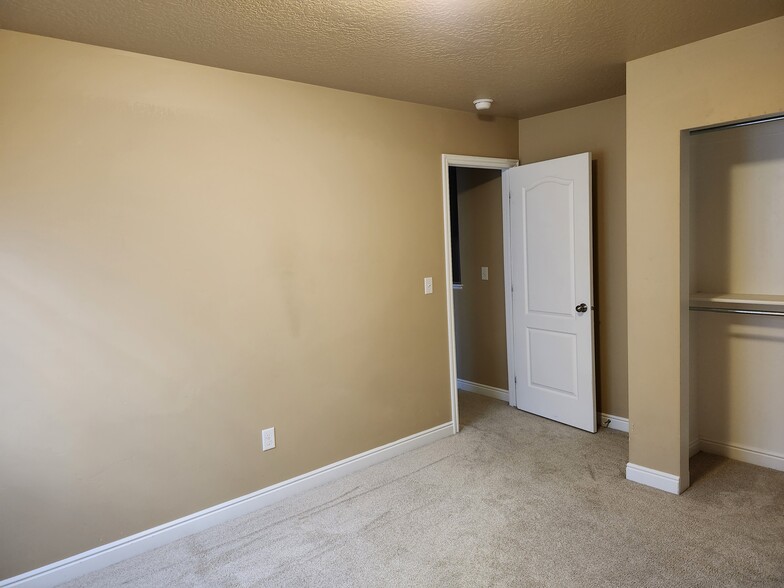 Building Photo - 3811 N Prairie Grass Dr