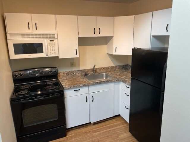Building Photo - 2100 Fox Hollow Dr