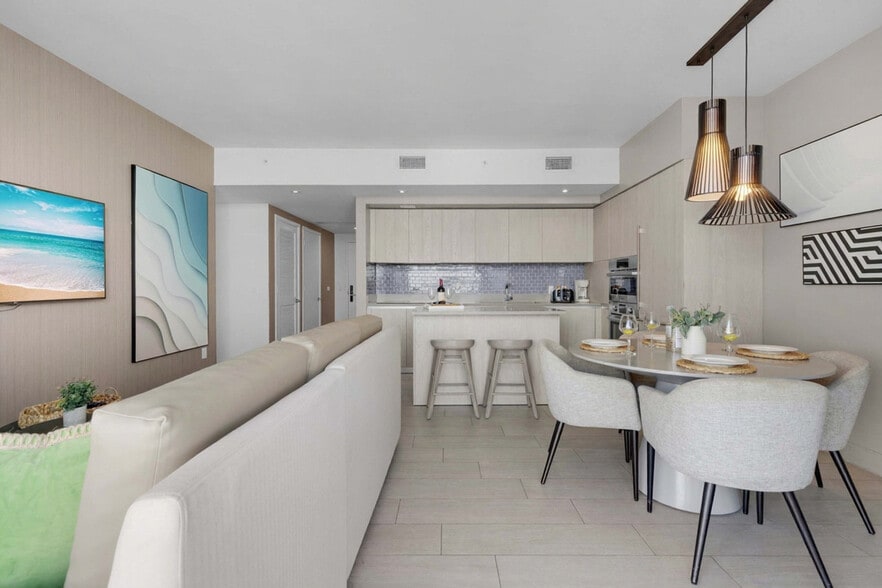 Building Photo - 4010 S Ocean Dr