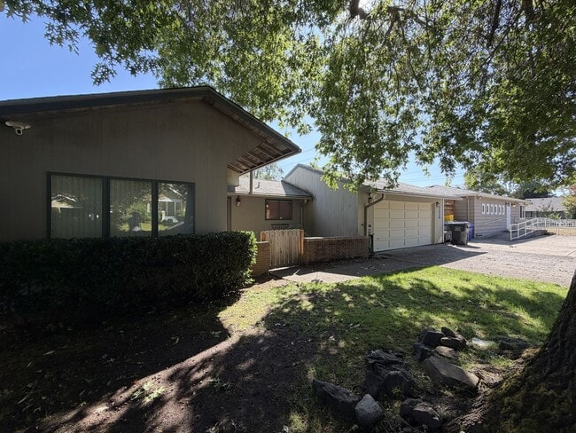 Building Photo - 5220 SE 33rd Pl