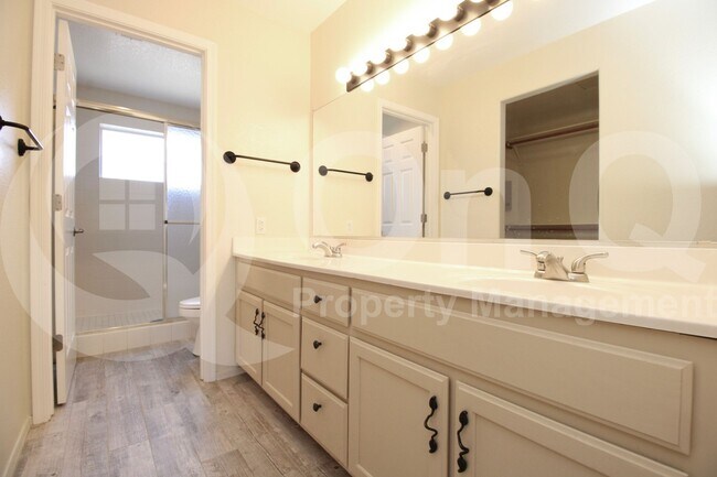 Building Photo - 8653 E Royal Palm Rd