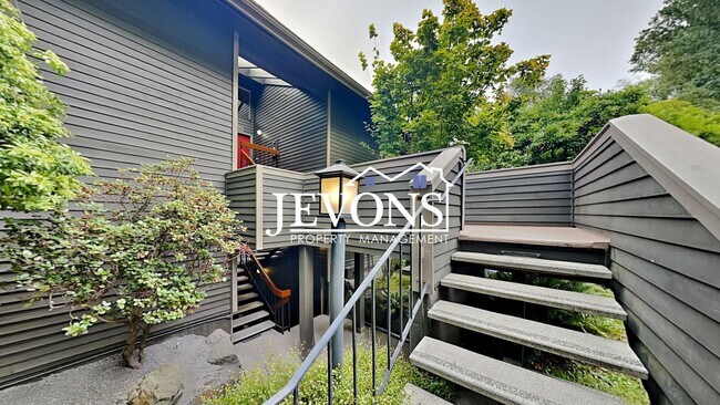 Building Photo - Top-floor 2-level condo with brand-new kit...