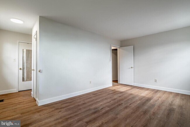 Building Photo - 10 Honey Locust Ln