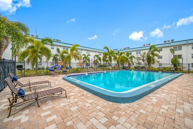 Building Photo - Spacious 2 Bed-1Bath apartment with Pool!