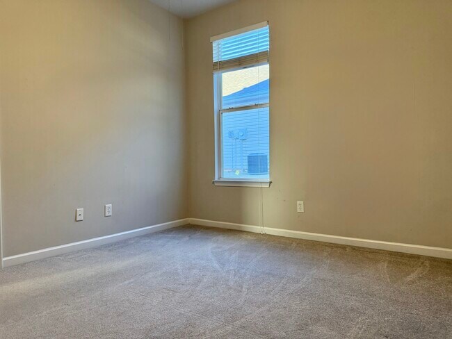 Building Photo - 104 Sunflower Pl