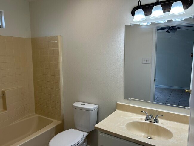 Building Photo - 4740 Loma Vista Dr