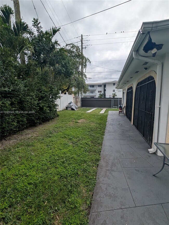 Building Photo - 1900 NE 186th St